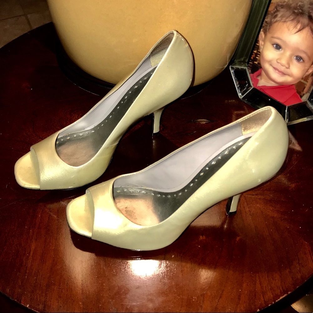 BCBGIRLS PEEP TOE PUMPS